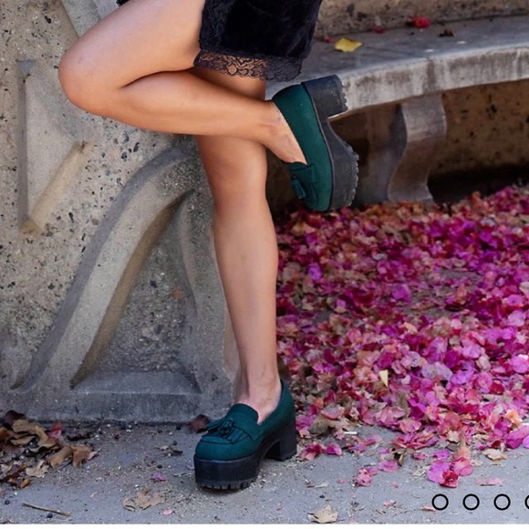 Dark green T.U.K footwear fringe loafers. Size 6 like NEW - Picture 5 of 8